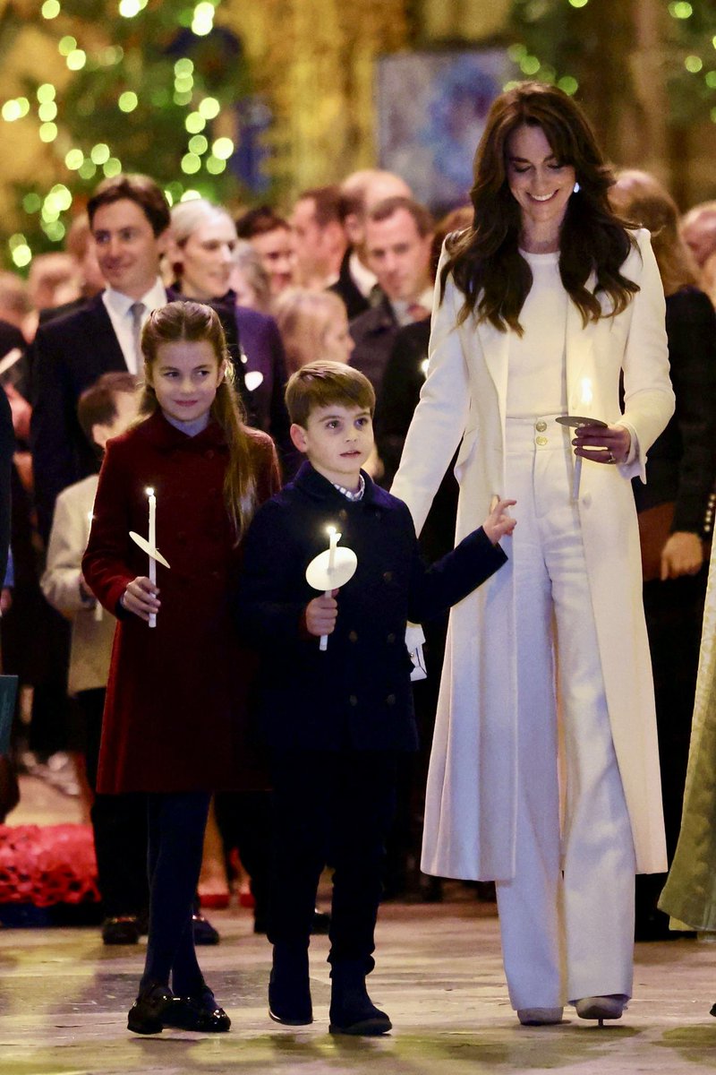 RoyallyBelle_'s tweet photo. A beautiful photo of Catherine with Charlotte and Louis inside Westminster Abbey this evening 🤍🎄 https://t.co/FJJLXkqweC