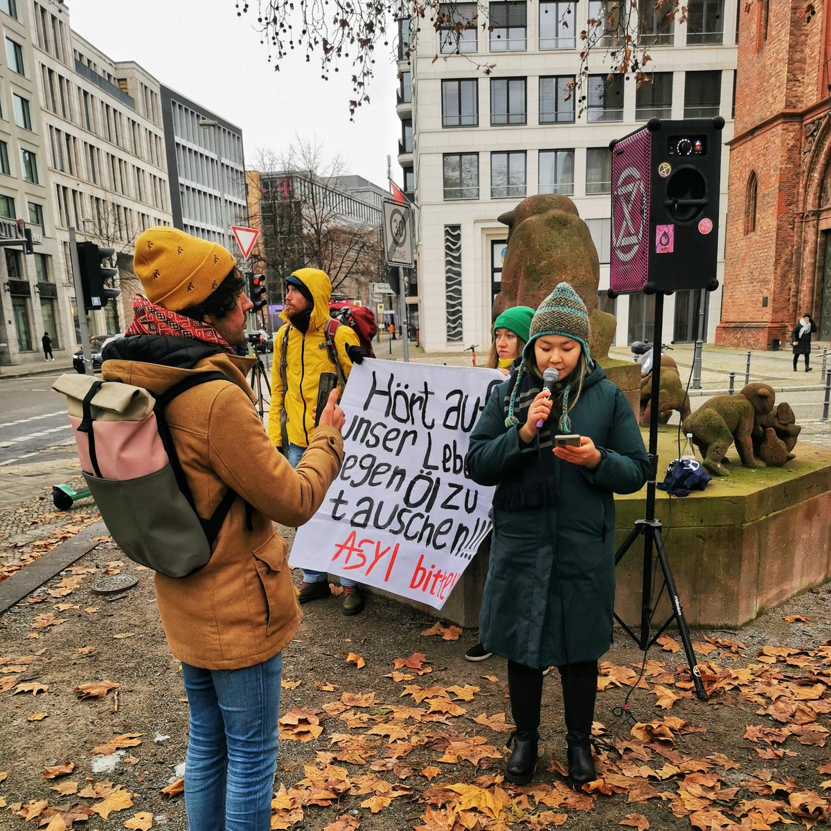 move4activists's tweet photo. #ClimateJustice activist @MakichyanA has collected 47.345 signatures for the granting of visas to anti-war activists from Russia. Today, he handed over the petition to the Federal Foreign Office @AuswaertigesAmt so that other activists can also find protection in Germany. https://t.co/o1nDGHaoDb