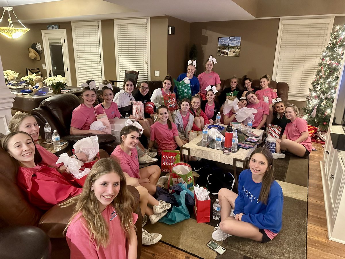 LHSJaysCheer's tweet photo. Last practice before we head south 💙 Thank You parents, @LHSBlueJays &amp; @lhsbirdcage for sending us off in style! #state23 https://t.co/Hvj80jArrz