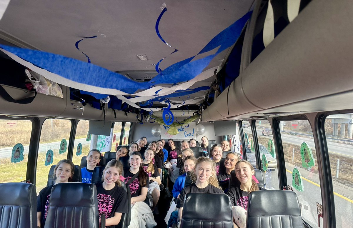 LHSJaysCheer's tweet photo. Last practice before we head south 💙 Thank You parents, @LHSBlueJays &amp; @lhsbirdcage for sending us off in style! #state23 https://t.co/Hvj80jArrz