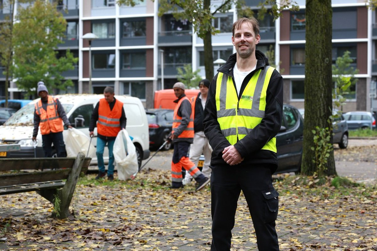 Het Wijkonderhoudsteam houdt straten en pleinen in #Overvecht schoon. Het is een project van <a href="/WIJ030/">WIJ 3.0</a> dat mensen met een grote afstand tot de arbeidsmarkt een kans op waardevolle werkervaring biedt. Marco van den Doel sprak werkbegeleider Jelle den Teuling:
echtovervecht.nl/2023/12/het-wi…