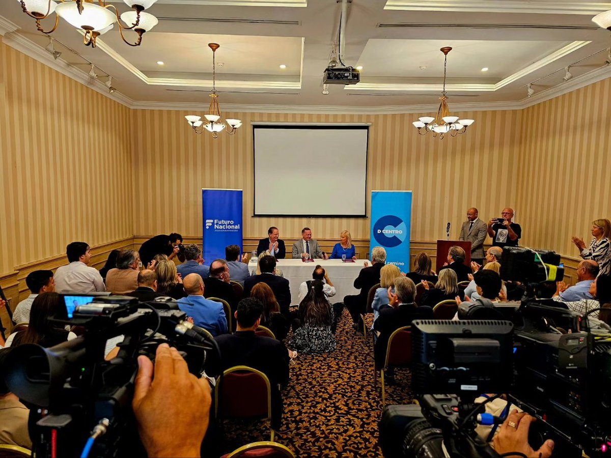 AlvaroDelgadoUy's tweet photo. El acuerdo entre @dcentrouy y @FuturoNacional consolida un espacio en el centro político, social y cultural del 🇺🇾 que muchos uruguayos reclamaban. Este grupo de dirigentes con experiencia y sensibilidad social será una opción ideal para promover la unidad. ¡Gracias por el apoyo! https://t.co/qEBZTTC2kK