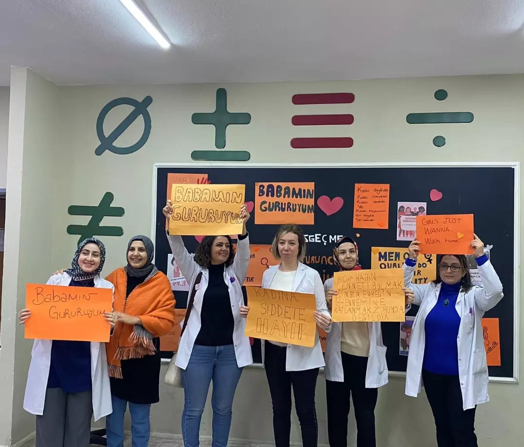 fen_cemil's tweet photo. UNFPA Cinsiyet Eşitliği Programı kapsamında İzmir Dokuz Eylül Üniversitesi 8. Turuncu Zirvesine  katılım sağlayacağız. Öğrencilerimiz ve öğretmenlerimiz çalışmalarını hazırladılar.
#KadınaŞiddeteHayır
#BabamınGururuyum 
@mehmetyigitmem 
@muratbalta06 
@elazigmem 
@OBirtekocak https://t.co/DNKlcrUMmw