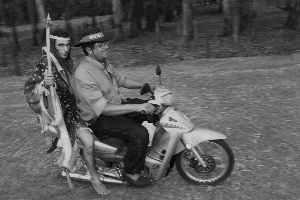 SÁBADO 9 DE DICIEMBRE INAUGURAMOS: "𝗖𝗼𝘀𝗮 𝗮 𝗽𝘂𝗲𝗯𝗹𝗼", muestra fotográfica sobre villas y parajes del Uruguay del autor uruguayo Federico Estol.
Les esperamos en #FotogaleríaCapurro 18 h para recorrer esta muestra junto al autor!
Ver muestra web: bitly.ws/3527w