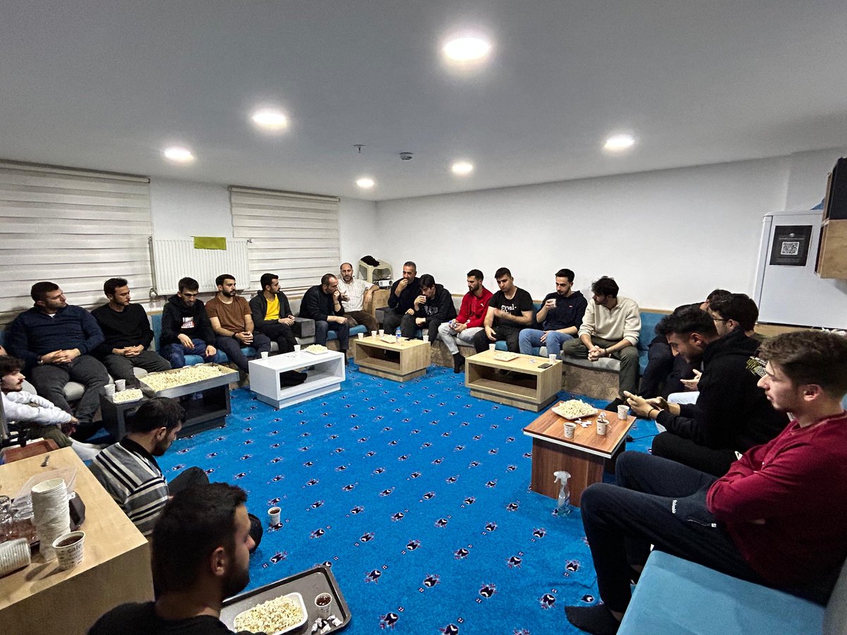 ErzurumKYGM's tweet photo. 📍İbrahim Hakkı Yurt Müdürlüğü

"Ya olduğun gibi görün, ya göründüğün gibi ol. "

Öğrencimizin hazırladığı "Mevlana Celaleddin Rumi" konulu sunum sonrasında  Mevlana'nın yedi öğüdü hakkinda öğrencilerimizle  hasbihal yapıldı. https://t.co/btDMQClKeg