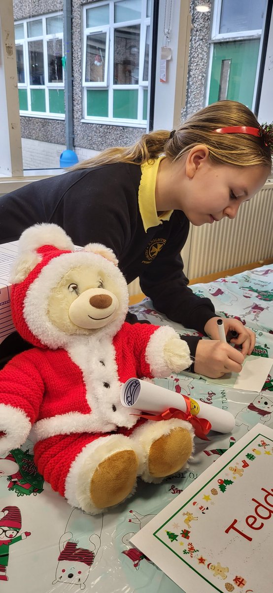 KnightsridgePr1's tweet photo. Thank you so much for everyone's support at our Christmas Fayre this afternoon. 
🎄
Thank you for all your contributions and to our different stall holders. A big thank you to the local businesses who kindly donated raffle prizes. Thanks to @wlfoodbank for your support also.
⛄️ https://t.co/7vdlXb25An