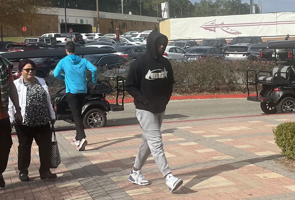 Warchant's tweet photo. Former Pitt DE @Samokunlola87 arriving at #FSU this morning https://t.co/qupnzqS7Wt