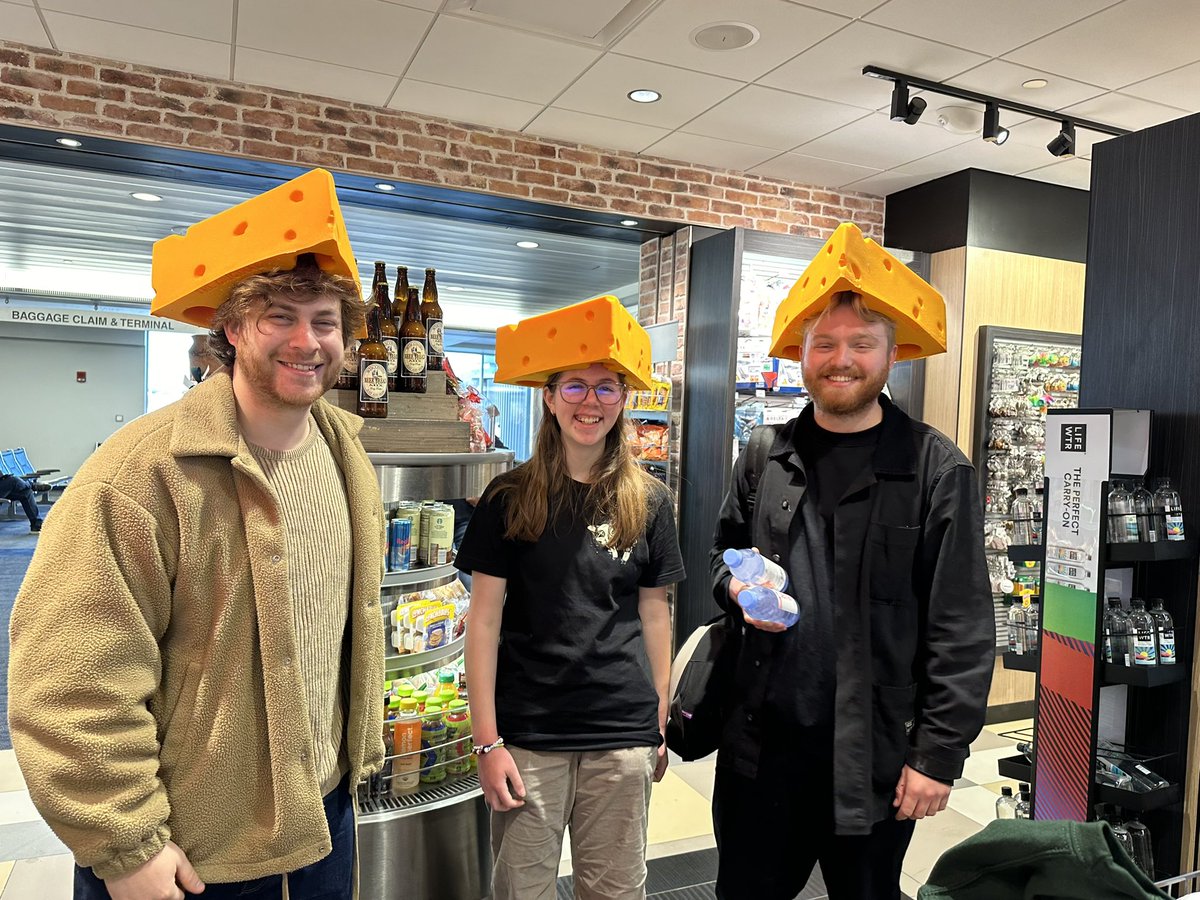 GreenTeaEl_'s tweet photo. I met lovejoy and they were genuinely all super nice and talkative :3 https://t.co/YAyFhNA3i8