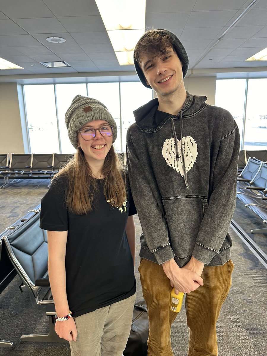 GreenTeaEl_'s tweet photo. I met lovejoy and they were genuinely all super nice and talkative :3 https://t.co/YAyFhNA3i8