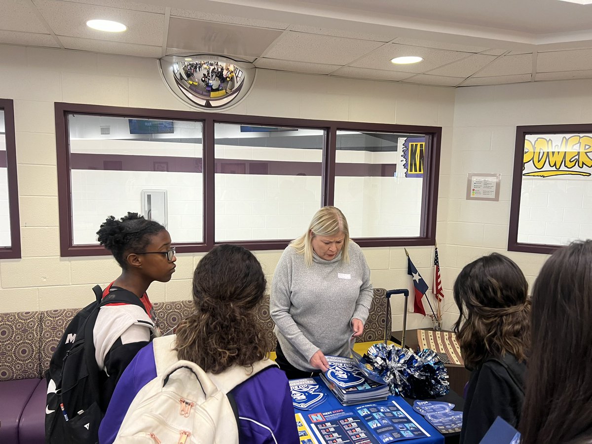 Thank you to those that came out yesterday and visited with our students here at @MarlinISDTX !!! Questions were answered, opportunities shown and smiles all around!!!