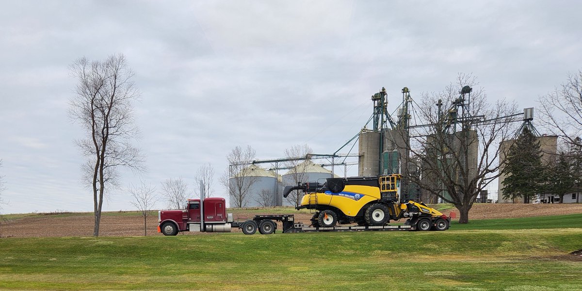 Two New Holland combines loaded and heading out next week.  

Contact us for your freight moves - throughout Canada and the USA!
Flats, step decks, RGNs and dry vans
#newholland #farmersfeedcities #transportation #trucking