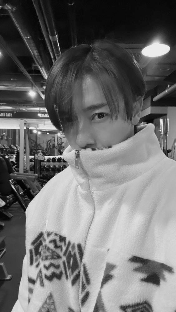 Jiratchaak's tweet photo. ㅤㅤㅤㅤ
ㅤㅤㅤTa frio pra caralho? tá, mas eu não posso ficar sem vim para a academia.
ㅤㅤㅤㅤㅤㅤㅤㅤ https://t.co/pW8lcZpDRy