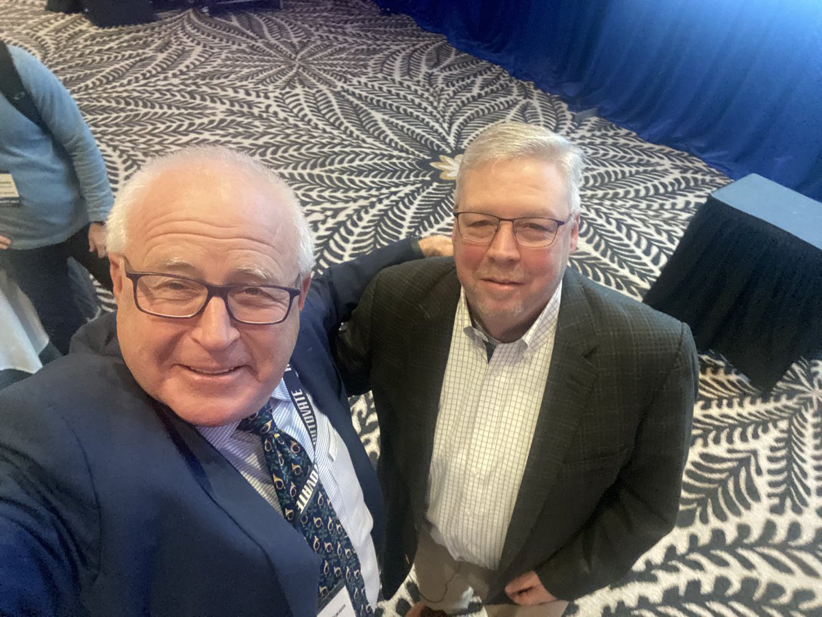 TimWJackson's tweet photo. Daymond John at #Autovate conference in Scottsdale w/ @Vogelheim @Cliff_Banks @TheSharkDaymond @LarrytheBruce Daymond cones off stage. Sees me on front row. Immediately says “Tim, I didn’t know you’d be here.” https://t.co/i5dBNManUI