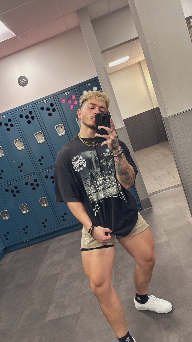 thatboixisaac's tweet photo. ham/glute focused leg day ☑️ https://t.co/ntaaENvsad