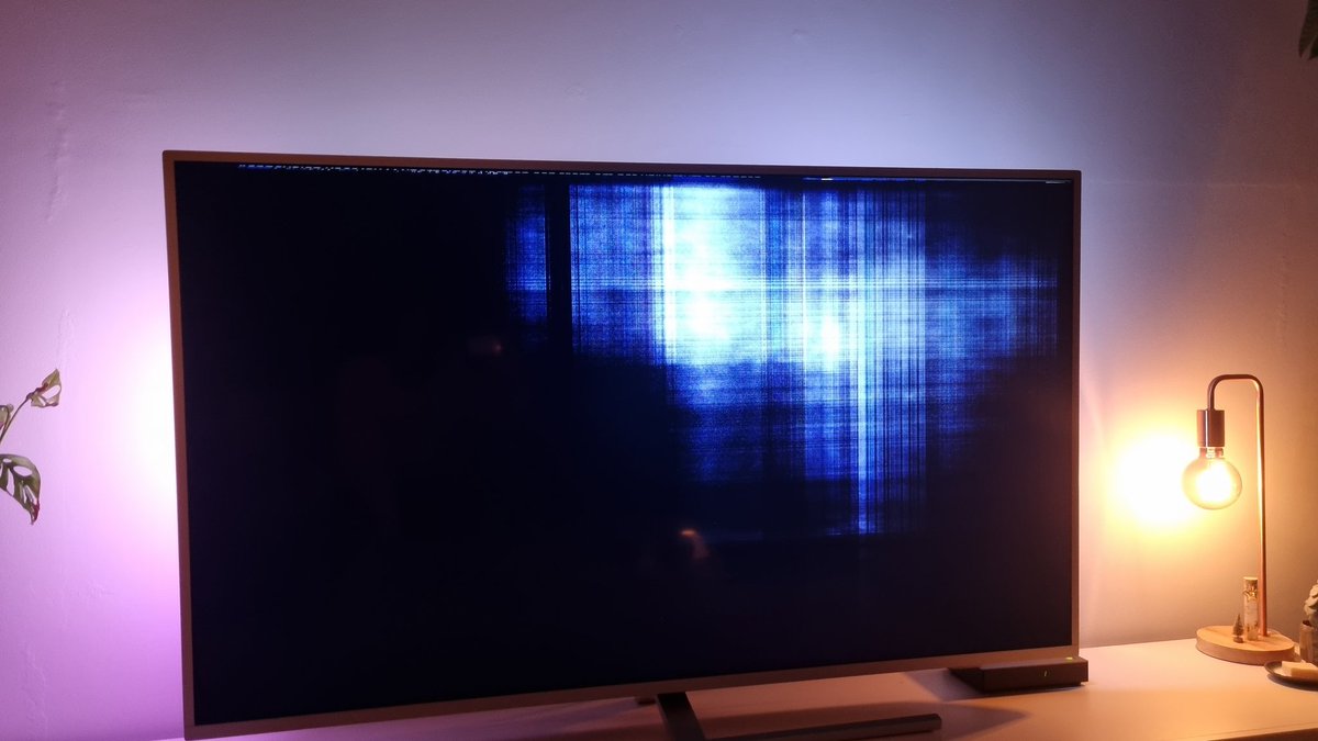 Oke, help me out. #philips #ambilight tv doet gek. Heb al gereset door alles van de stroom te halen. Werkt niet. Wat nu? #dtv