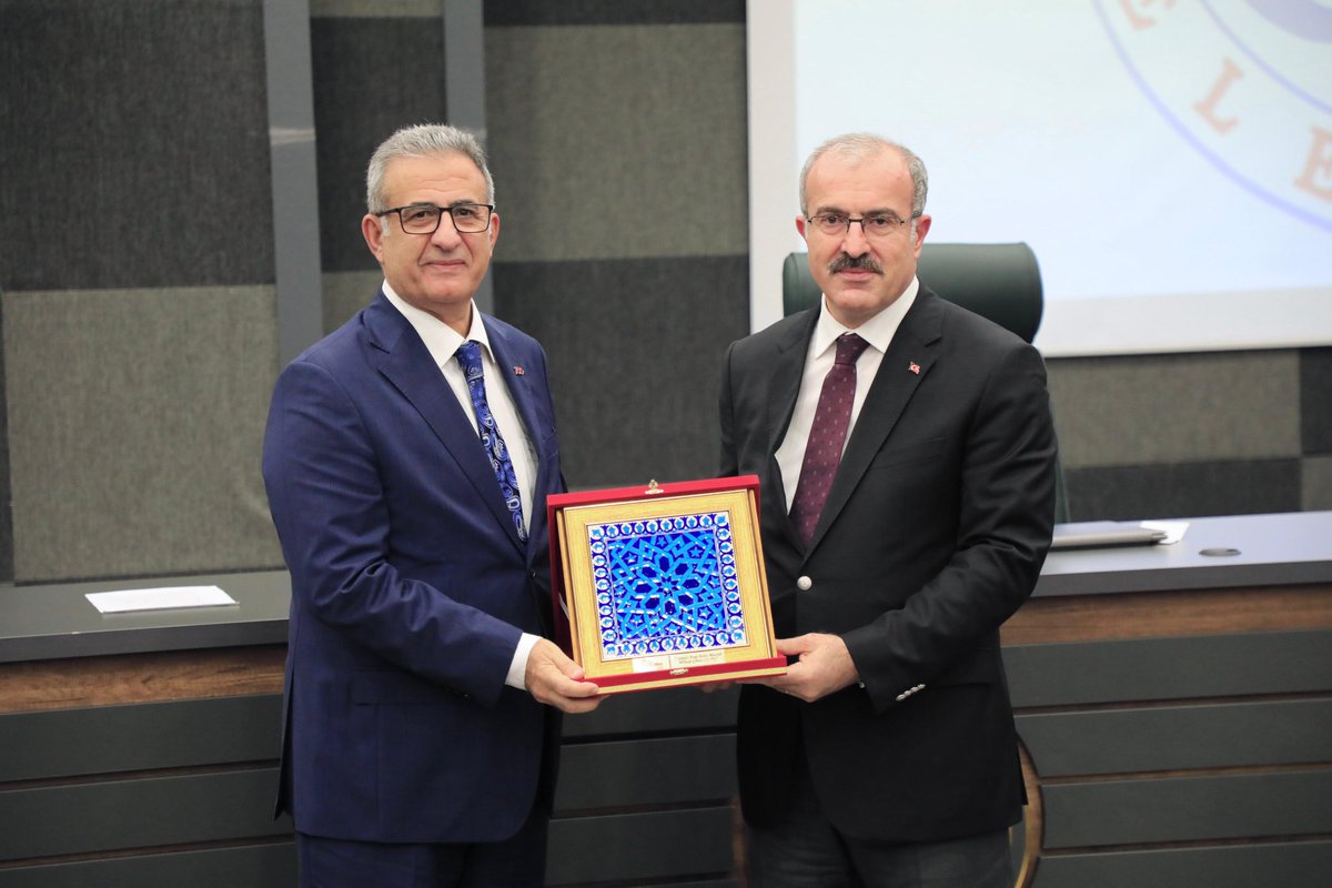 ElazigSivilTplm's tweet photo. #Elazığ Dernekler Federasyonu @elfed23 (ELFED) tarafından #Cumhuriyetimizinyüzüncüyılı dolayısıyla hazırlanan "İz Bırakan 100 Elazığlı" biyografi kitabının tanıtım programı, Valimiz @omertoraman25  katılımıyla gerçekleşti. @RTErdogan @tcbestepe @AliYerlikaya #Türkiye #Dernek #STK https://t.co/2hxkCegbkx
