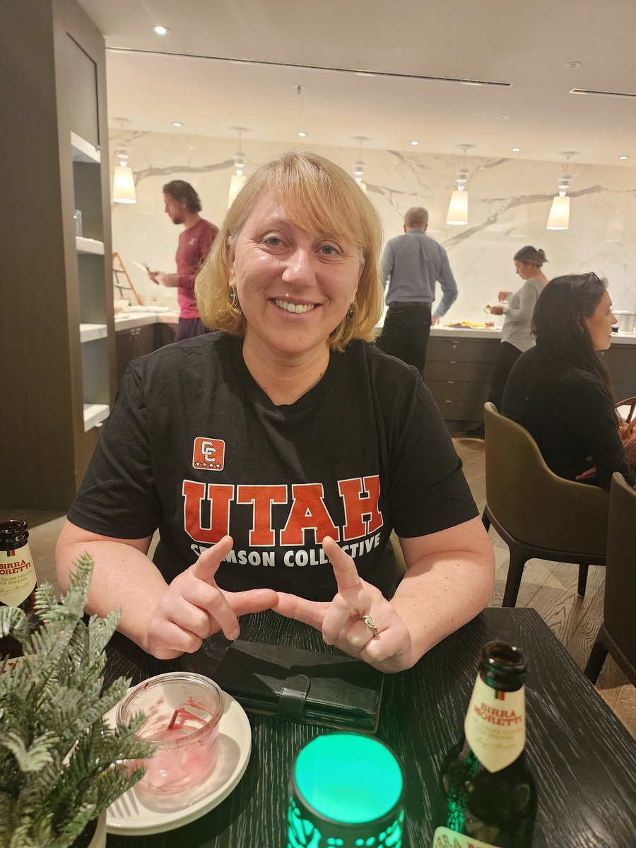 caraleones54's tweet photo. @UUtah @UtahCrimson😎🙏❤️🖤❤️🙌 #FlashTheU https://t.co/xKeauZJcoN