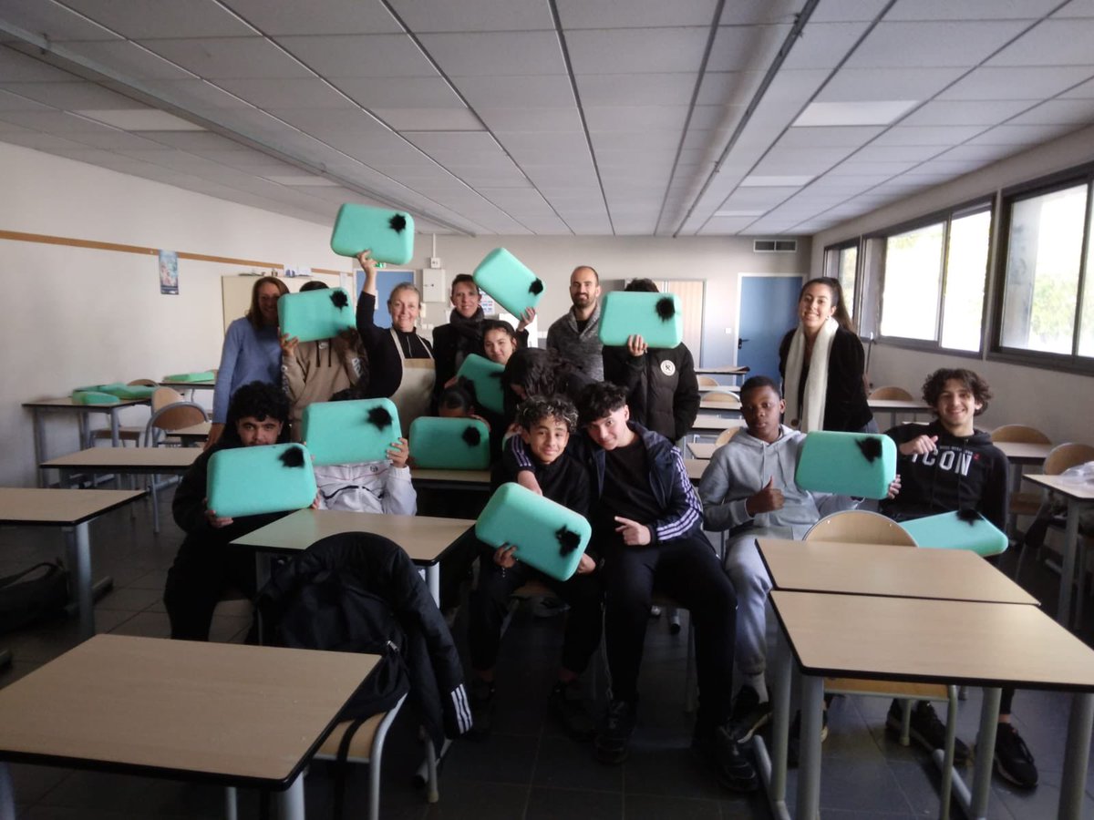 PugetToulon's tweet photo. Nos élèves du dispositif « Agir pour réussir » poursuivent la fabrication de leur ghettoblaster grâce au projet EAC #Manufacto #FondationHermes @DAAC_nice Un projet d’égalité des chances qui permet à nos élèves d’acquérir des gestes professionnels. #peac #parcoursavenir https://t.co/pjfYf327a5
