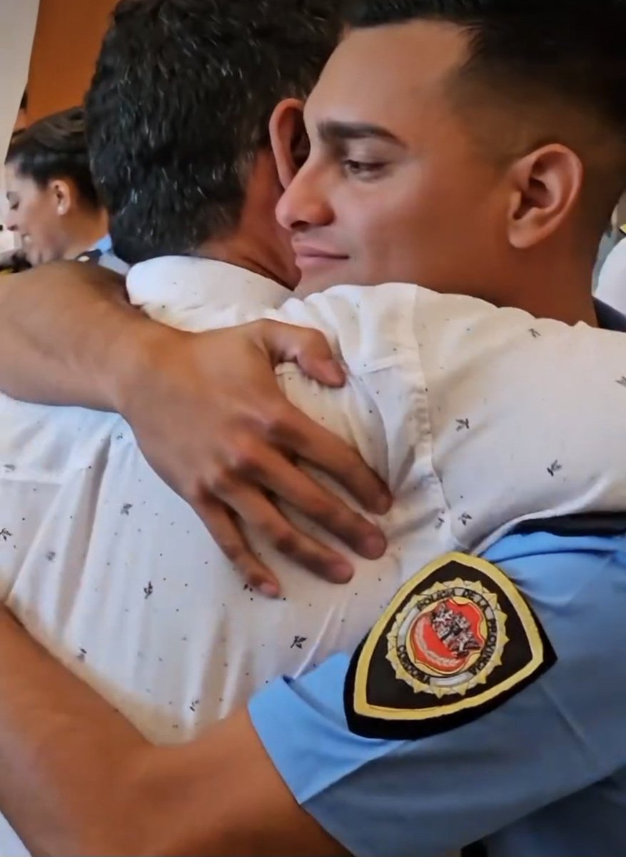 𝙀𝙜𝙧𝙚𝙨𝙤 𝙙𝙚 𝙊𝙛𝙞𝙘𝙞𝙖𝙡𝙚𝙨 𝙙𝙚 𝙋𝙤𝙡𝙞𝙘í𝙖 👮👮‍♀

Junto al Ministro de Gobierno y Seguridad <a href="/JuliLopezOK/">Julián M. López</a> y las autoridades de <a href="/PoliciaCbaOf/">Policía de Córdoba</a>, participamos del acto de egreso de la Promoción 7️⃣0️⃣ de la Escuela de Oficiales "Ltdor. Gral. Don José de San Martín".