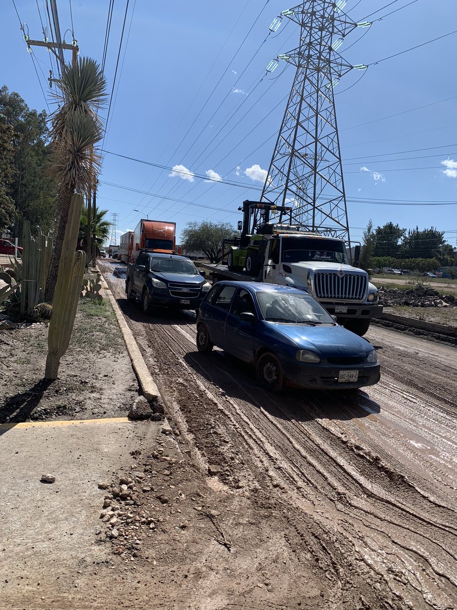 Av CFE, intransitable en ambos sentidos.
#SanLuisPotosí #ZonaIndustrial