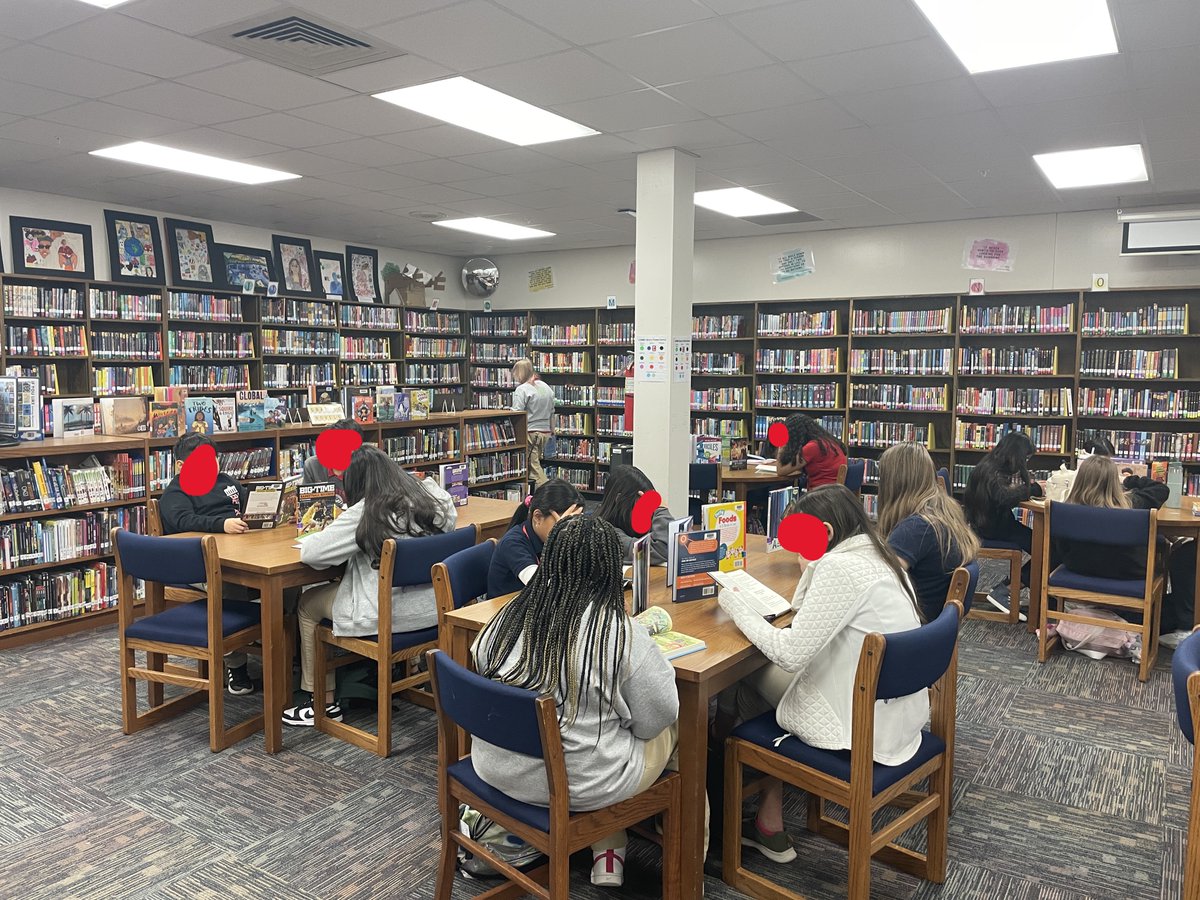 CCBMS_Library's tweet photo. Mrs. Anderson's LE class in the library on Wed. checking out books, working on Lexia & logging minutes for #ReadingU! Lots of new nonfiction, GNs, & chapter books to check out from @CapstonePub & @FollettLearning! @CCBMS_Braves @BorenMrs #RUreading #GISDRUreading https://t.co/F5cKAqzFCI