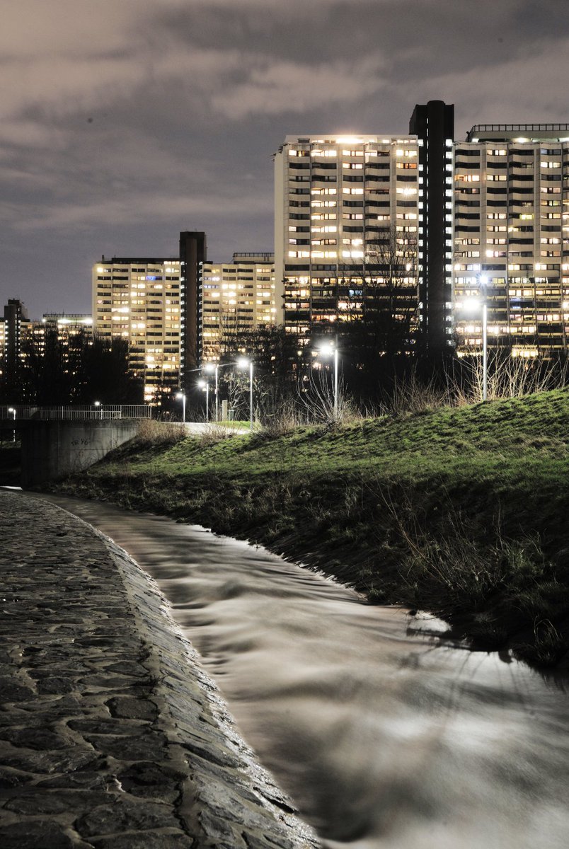 apex_archive's tweet photo. Wohnpark #Alterlaa - nicht billig, aber begehrt...
https://t.co/eBznT7Xs0f
#HarryGlück #Wohnsiedlung #Wien #Architektur #70s #nightphotography https://t.co/FsuP8UqKNx