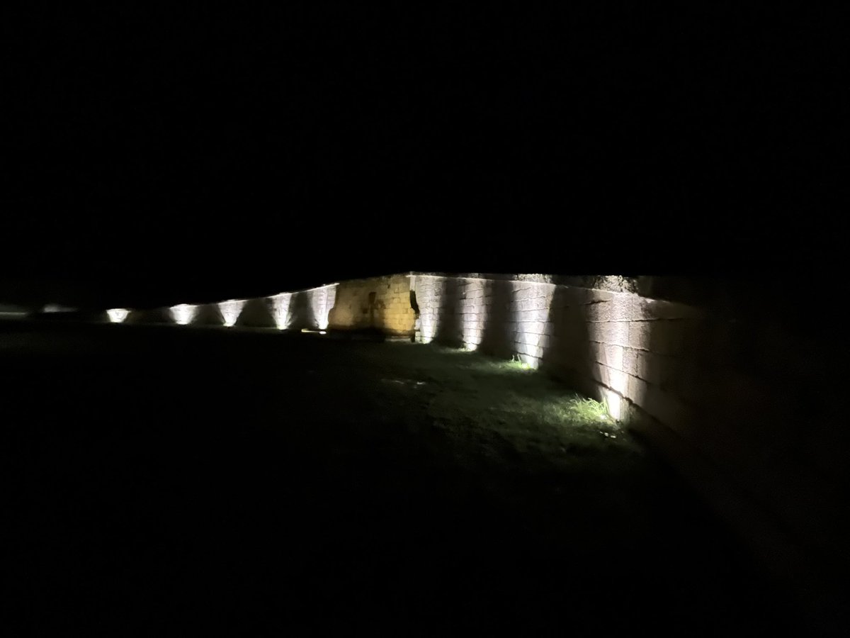 aytopiedrahita1's tweet photo. ¿Estás de visita en #Piedrahita? Sabías qué puedes  ir a darte un paseo nocturno por los Jardines de Palacio de los Duques De Alba. No te lo pierdas #NaturalezadeAñtosVuelos #Avila #CyL https://t.co/j0BLTBo4EA