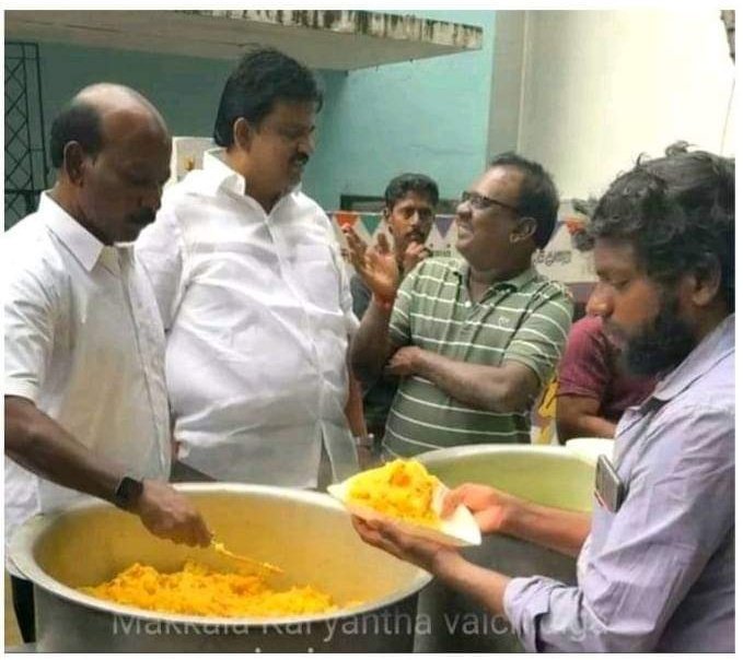 tinyamkumar's tweet photo. 4000 கோடிக்கு கணக்கா கேட்டீங்க.
தக்காளி சோறு போட்டா வகையில் செலவு ரூ 4000 கோடின்னு எழுதிக்கோ. https://t.co/8KzoiuP6Xw