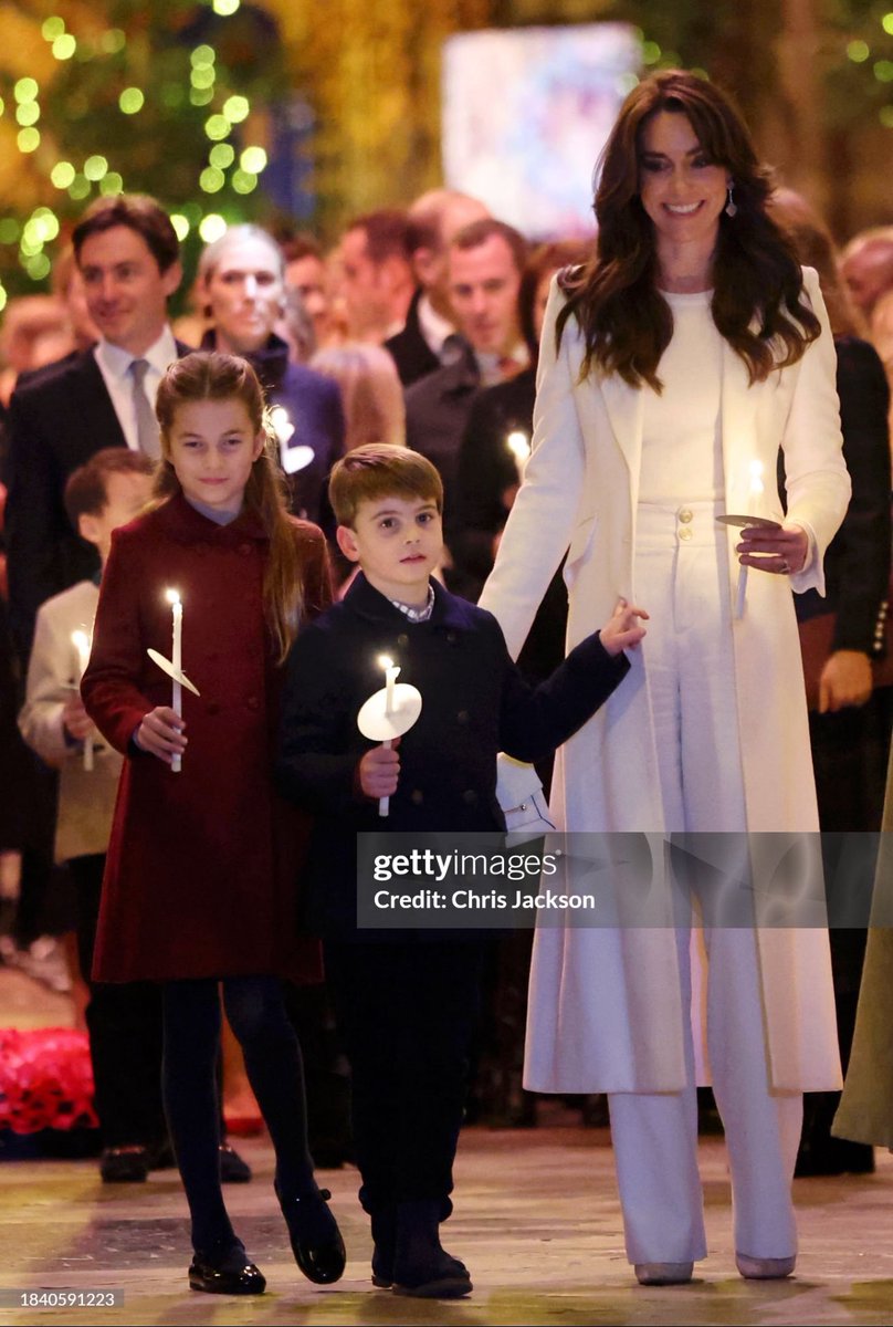 Princess Charlotte, Prince Louis and Prince George process out of Westminster Abbey at the end of the ‘Together at Christmas’ Carol concert tonight 🎄