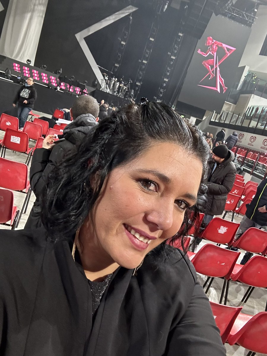 Ya no te puedes olvidar del mismo look del cabello 😂😂😂😂😂😂  … <a href="/LauraPausini/">Laura Pausini</a>  ni tu misma sabes las emociones que regalas 😌