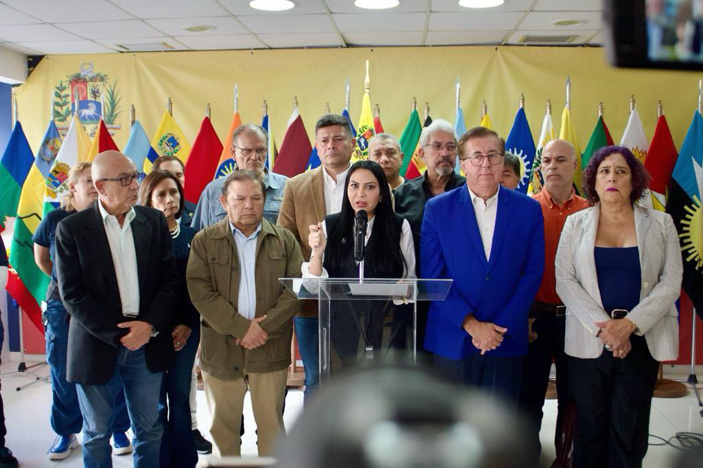 ¡Hoy, junto al resto de excandidatos de las fuerzas democráticas, ratificamos que <a href="/MariaCorinaYA/">María Corina Machado</a> NO está sola!

El guion del régimen ya lo conocemos. Pero por más que nos persigan, por más que intenten dividirnos y separarnos de nuestras familias, haremos cumplir el mandato del