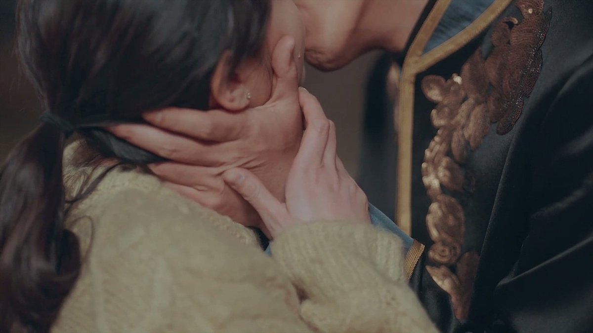 VoiceOfChahat's tweet photo. call me whatever but the way I'm obsessed with the tear drop and their hands in this scene is unreal 
I'll consider this as a pure ART till the very last

#LeeMinHo #TheKingEternalMonarch #tkem #KimGoEun #LeeGon #JeongTaeEul https://t.co/lQk67lzEKZ