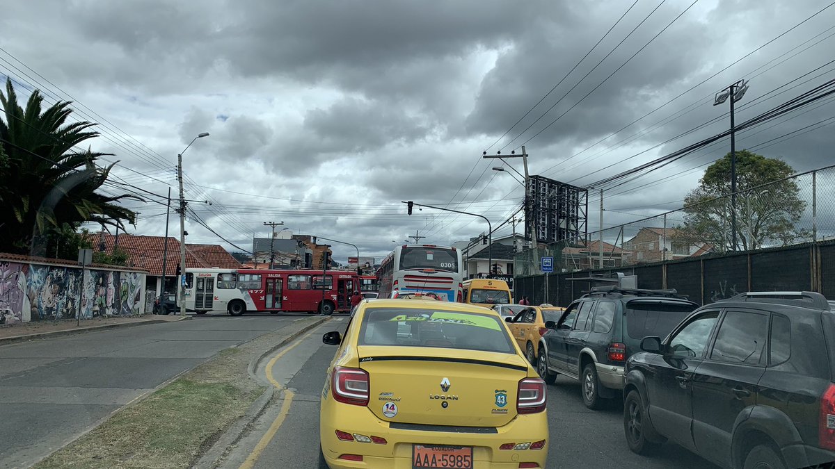 No es posible que cuando se va la luz, los semáforos dejen de funcionar y se genere un caos vehicular. Esto sucedió hoy en la Av Unidad Nacional y Av 12 de Abril al mediodía. <a href="/emov_ep/">EMOV EP Cuenca</a> <a href="/czamoramatute/">Cristian Zamora M</a>