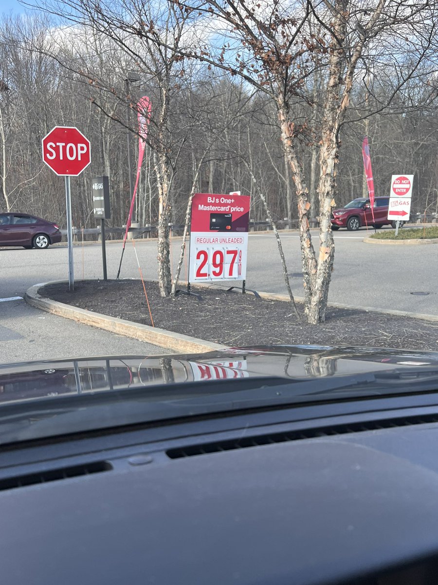 Well, whaddya know! Gas is less than $3.00/gal here in beautiful Massachusetts. 
#ThankyouJoeBiden #VoteBlue2024