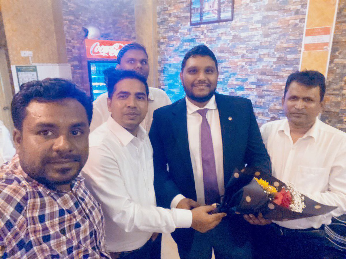 Omar7764090's tweet photo. Ahmed Saeed Mostafa, Minister of State for Finance of the Maldives, was showered with the floral greetings of expatriate Bangladeshis. @Ahmedsayedmost5 https://t.co/QVJF4r0Ao0