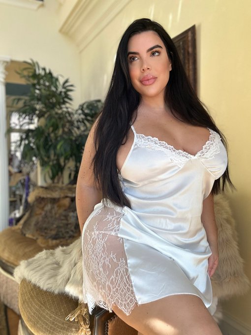 Can i be your favorite? https://t.co/x3lSxiD7ht