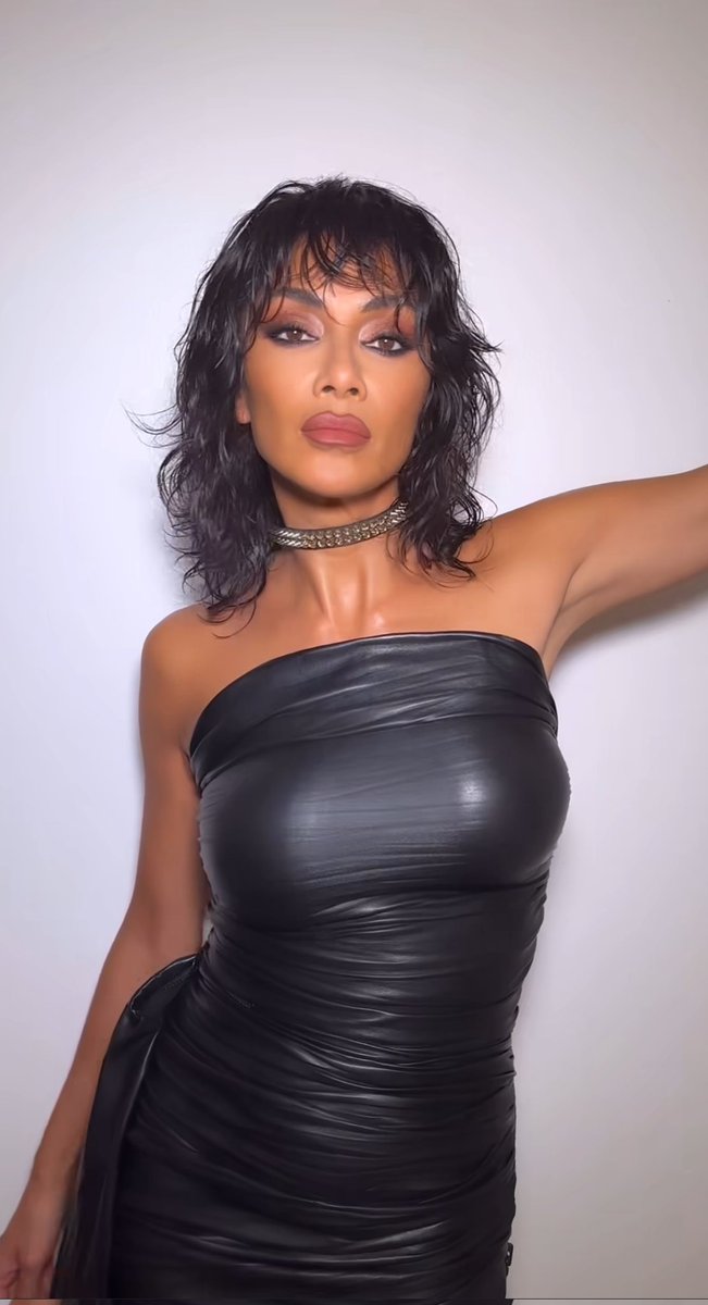 k13457891's tweet photo. Nicole finally shinning in black again🥵🥵 https://t.co/uVzgK7Jcdj