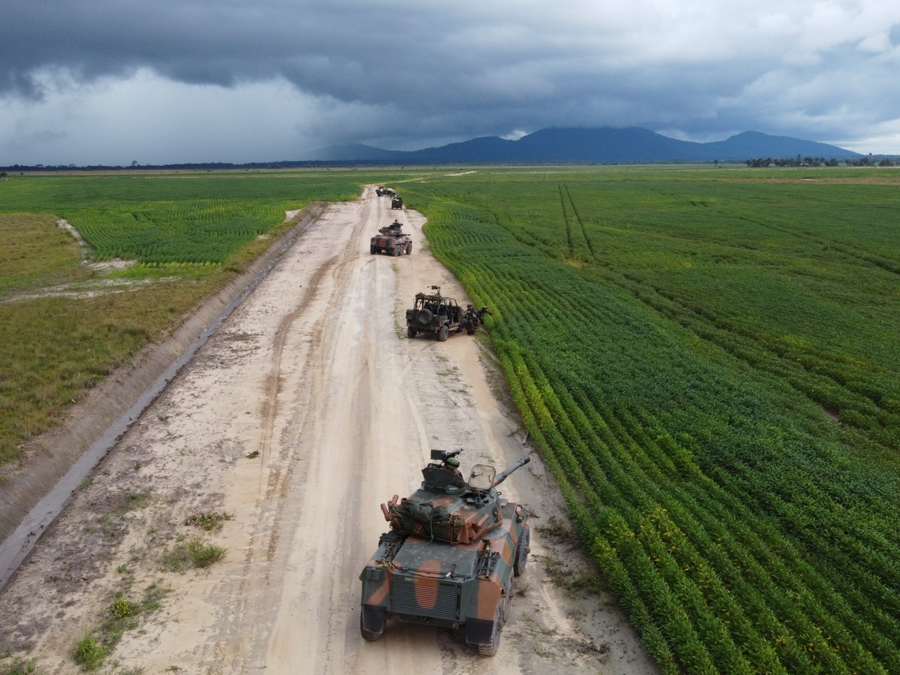 Exército Brasileiro 🇧🇷 on X: As embarcações do #Exército transportam  insumos para as obras de implantação de via de trafegabilidade do 4º  Pelotão Especial de Fronteira, tropa que participa da segurança da