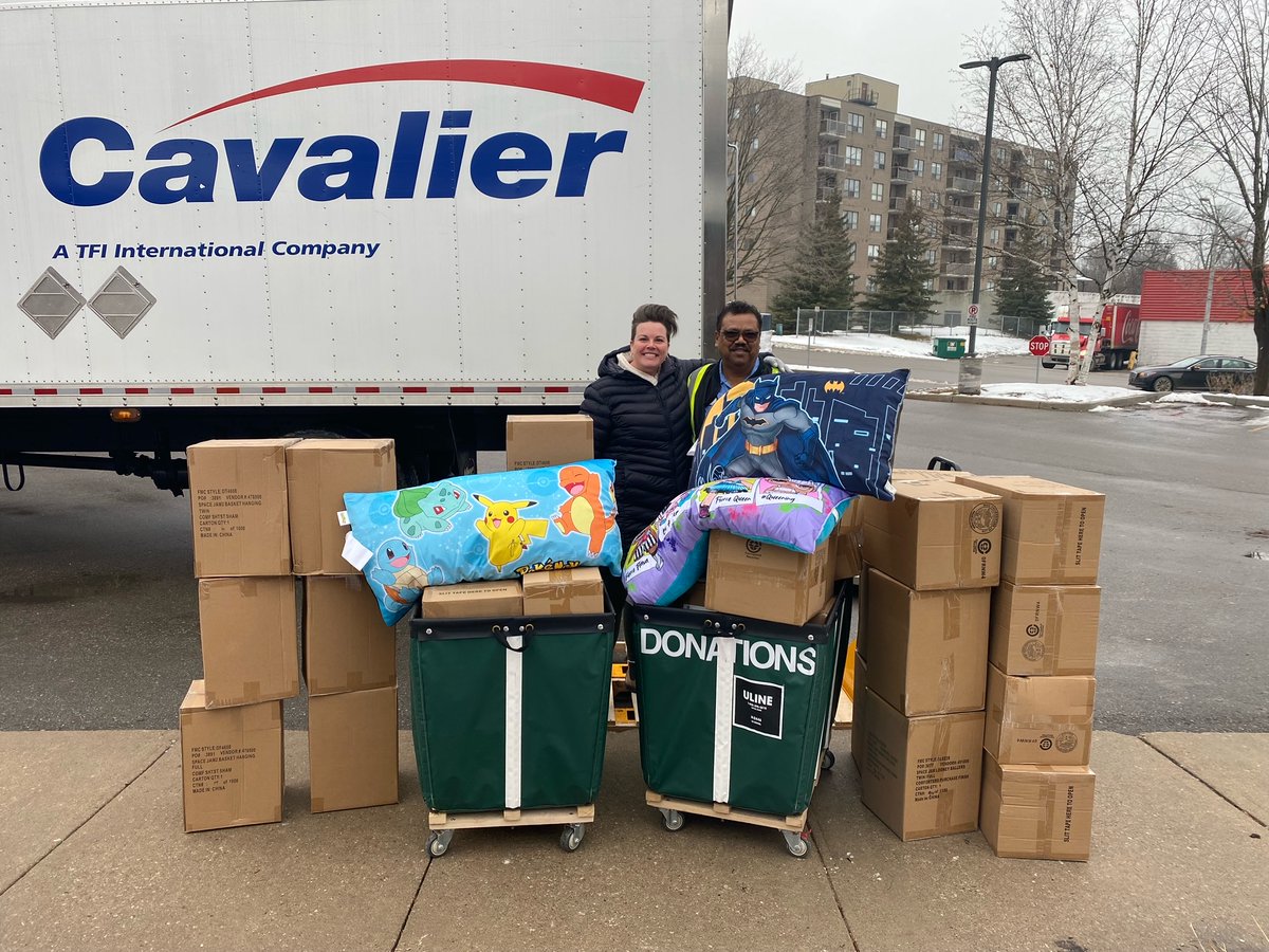 ftplace's tweet photo. This is INCREDIBLE! Thank you to our friends at @CavalierTruckin and #FrancoManufacturing for organizing, donating and delivering this AMAZING donation of kids' bedding, towels and pillows. This donation is going to put smiles on a lot of faces. ❤️
#communitylove #supportFTP https://t.co/zDzG0qjHh5