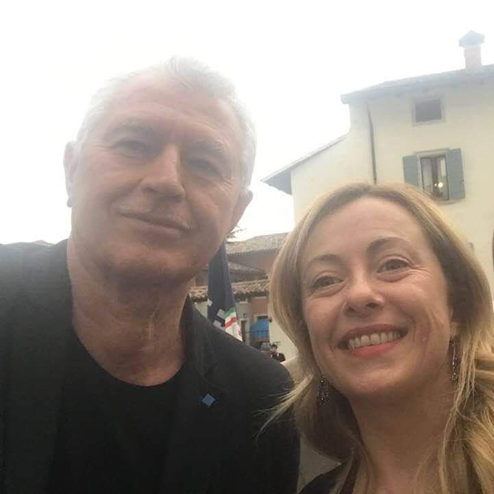 SI_FVG's tweet photo. L'onorevole Loperfido si chiede cosa c'entra @FratellidItalia con la vicenda di #Spilimbergo.

Quella a sinistra è Cinque, che ha organizzato il revival nazista. All'estrema destra invece c'è @GiorgiaMeloni. https://t.co/EA56jjXjj8