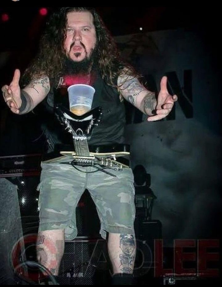 Ex_P_Official's tweet image. Raise em up and celebrate a man that inspired so many to pick up a guitar. Dimebag Darrell 🥃.#GBNF #RestInPower #getchapull #lightemup 📸 @chadleephoto