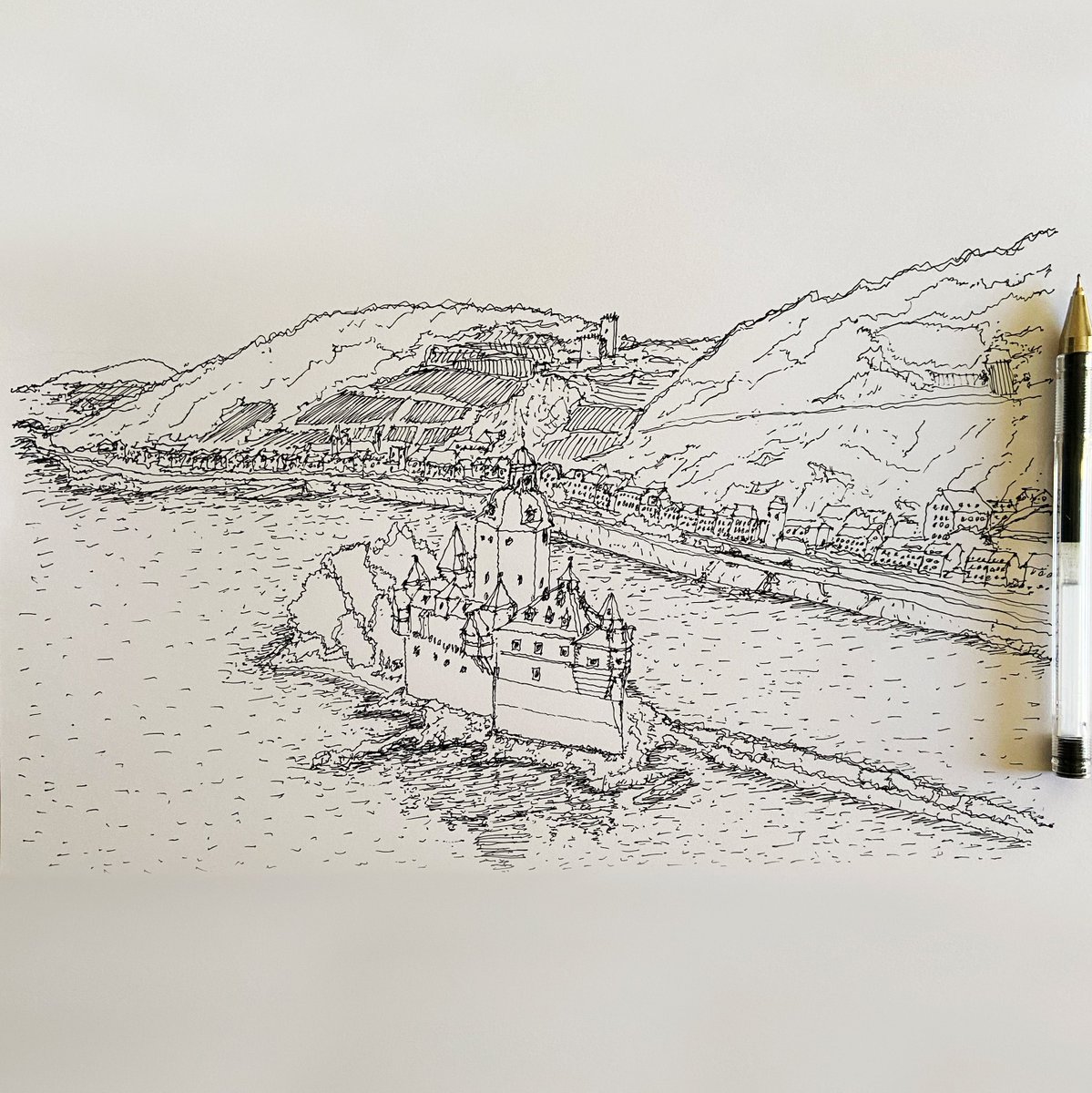 VagaLinea's tweet photo. Panoramic view of Kaub, by the River Rhine, centered by the Pfalzgrafenstein Castle.
#zollburgpfalzgrafenstein #kaub #uppermiddlerhinevalley #rhein #germany #InkDrawing #UrbanSketch #SketchDaily #Sketch #Drawing #Ink #Pendrawing #Drawingoftheday #Sketchoftheday #Architecture #Art https://t.co/3Qer8vVtb9