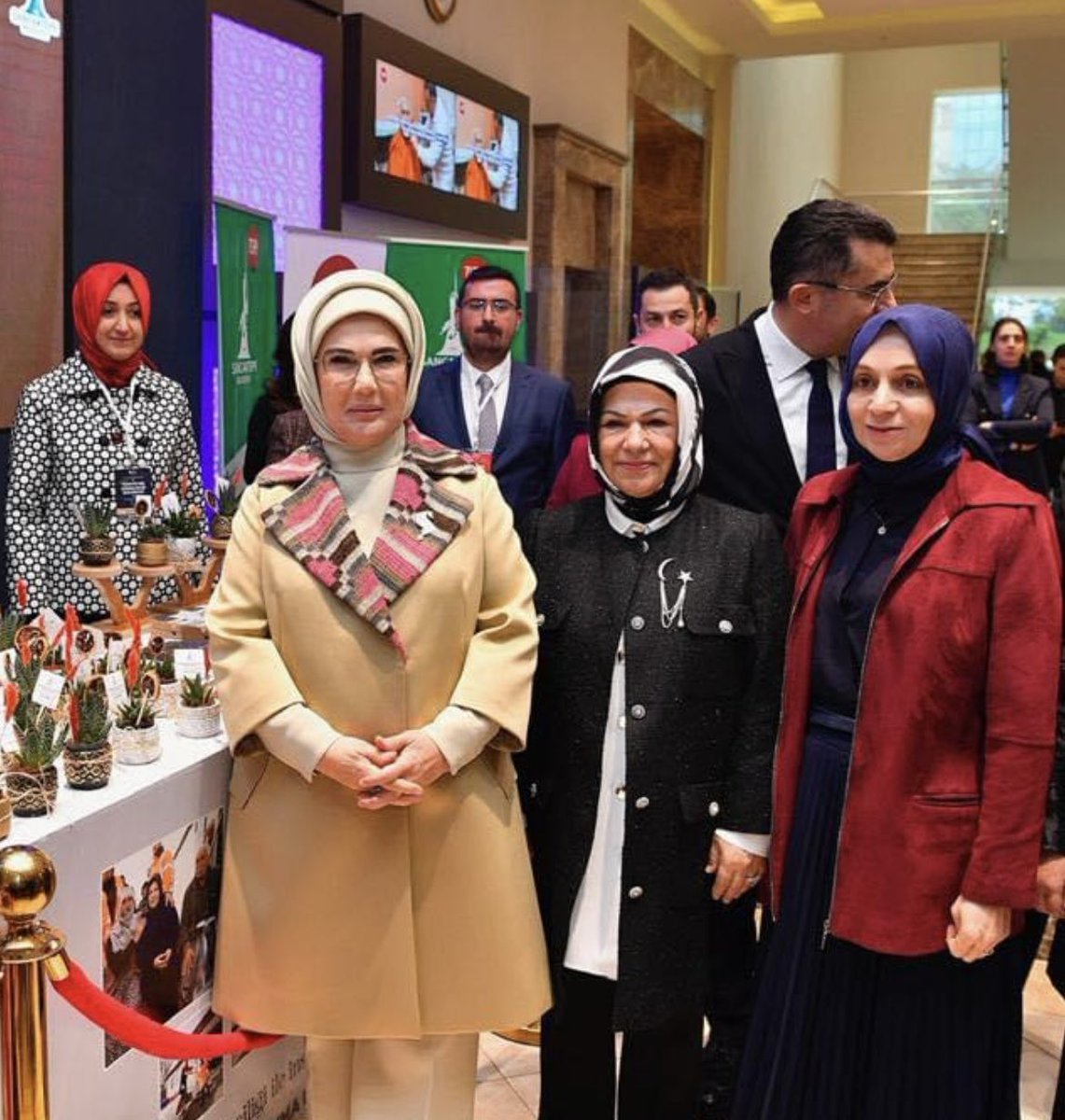 NzmCiftci04's tweet photo. Saygıdeğer ⁦@EmineErdogan⁩ Hanımefendi’nin ilçemizi teşrifleriyle, Şule Yüksel Şenler Vakfımız tarafından düzenlenen #TürkiyeGönüllüleri buluşması, Belediye Başkanımız Sayın ⁦@SeymaDgc⁩ hanımefendinin ev sahipliğinde gerçekleşti.

#DünyaGönüllülerGünü https://t.co/cn8p5PWutF