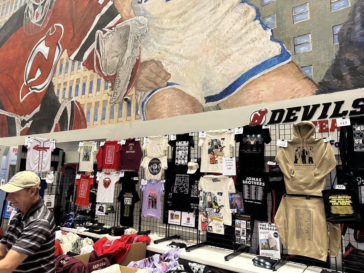 rachnstuff's tweet photo. jonas brothers merch last night at prudential center! https://t.co/BhgY94rLRz