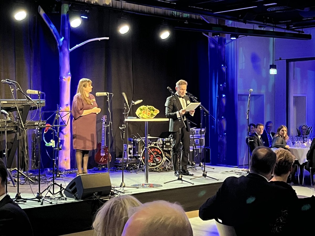 Keskuskauppakamarin illallisgaalaan kuulu palkitseminen. Tänä iltana hallituksen puheenjohtaja Timo Ritakallio jakoi ansaitut kiitokset kauppakamarilaiselle 💐 <a href="/OP_Ryhma/">OP</a> <a href="/ritakti/">Timo Ritakallio</a> <a href="/K3FIN/">Keskuskauppakamari</a>