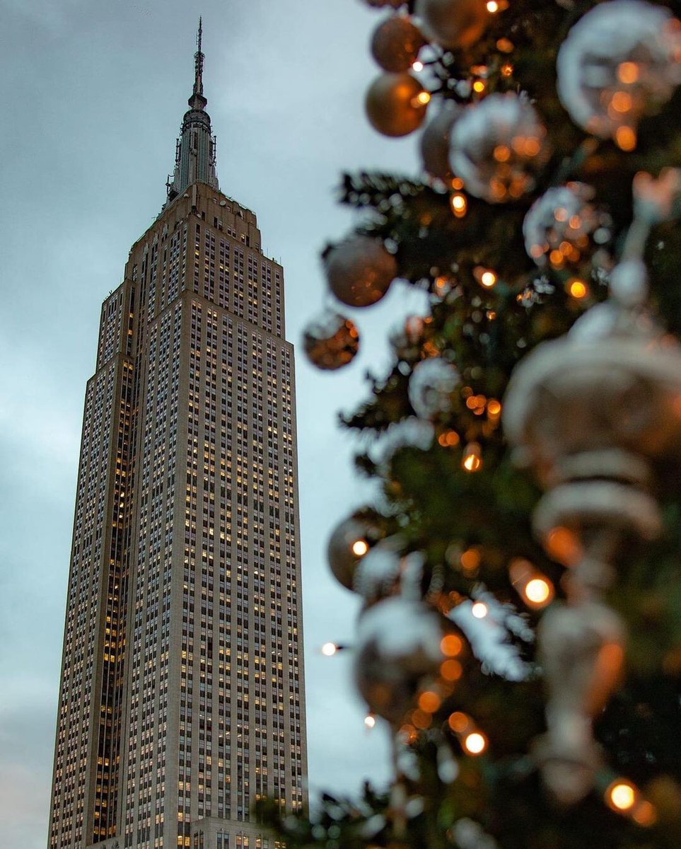 EmpireStateBldg's tweet photo. You can feel it in the air 

📷: espo(.)productions/IG https://t.co/yG1CbK6i6p