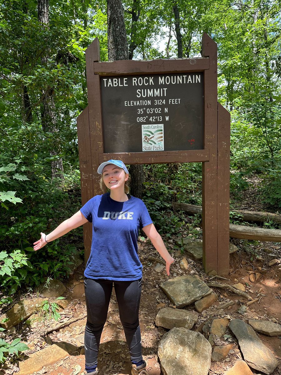 Meet Emma, a @DukeUPGG student from Clemson University (@ClemsonScience). She is doing her rotation in our lab studying Multiple Sclerosis lesions using single cell and spatial transcriptomics. Outside of the lab, she enjoys playing piano and hiking.  🧬🎹🏔️