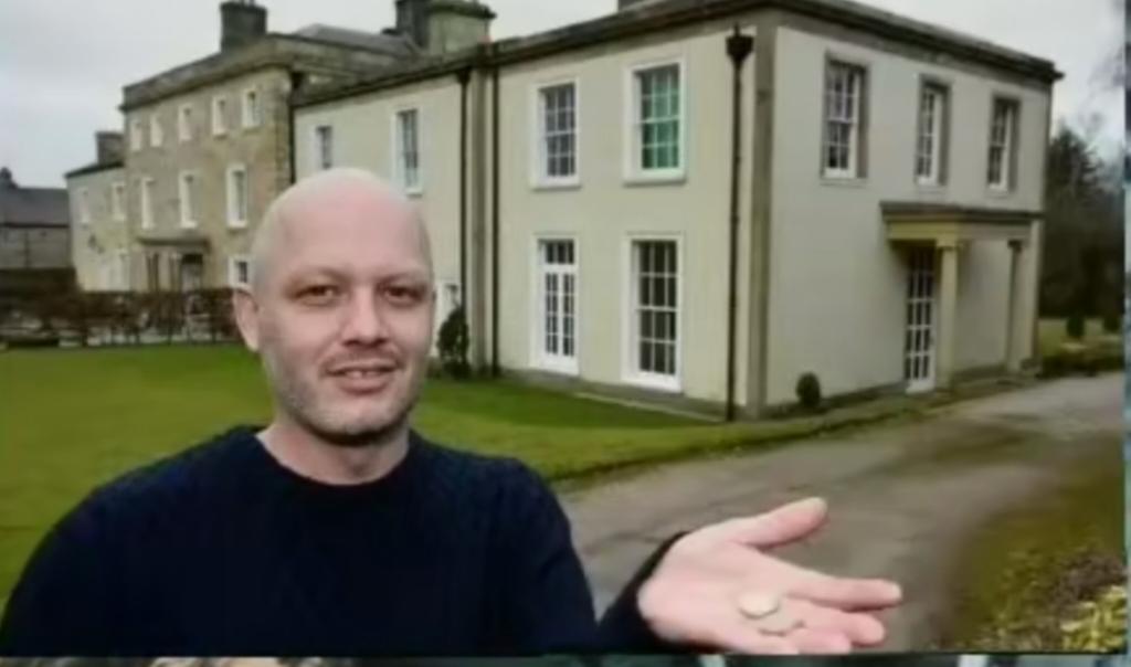 💡
٢مليون دولار 

هذا الرجل عرض منزله ب800 الف دولار  ولم يتقدم احد لشرائه

فأعلن بأنه سوف يبيع منزله
 بدولار واحد فقط ..

ولكن عن طريق القرعه
طبع بطاقات للدخول في القرعه 
وباع البطاقة الواحدة بدولار 
فجمع 2 مليون دولار  من البطاقات وبالفعل سلم المنزل للفائز