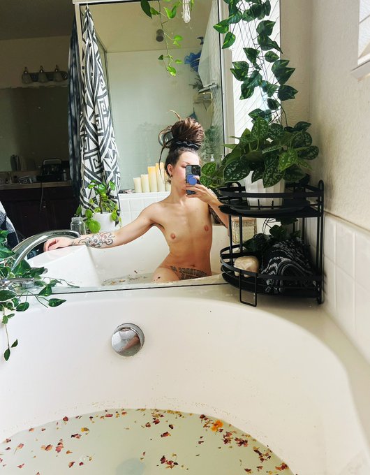 I&rsquo;m still moving because this house needs so much freaking work but my new bathtub makes it all worth<a href="/tag/throwback"class="tags"><span>#throwback</span></a>