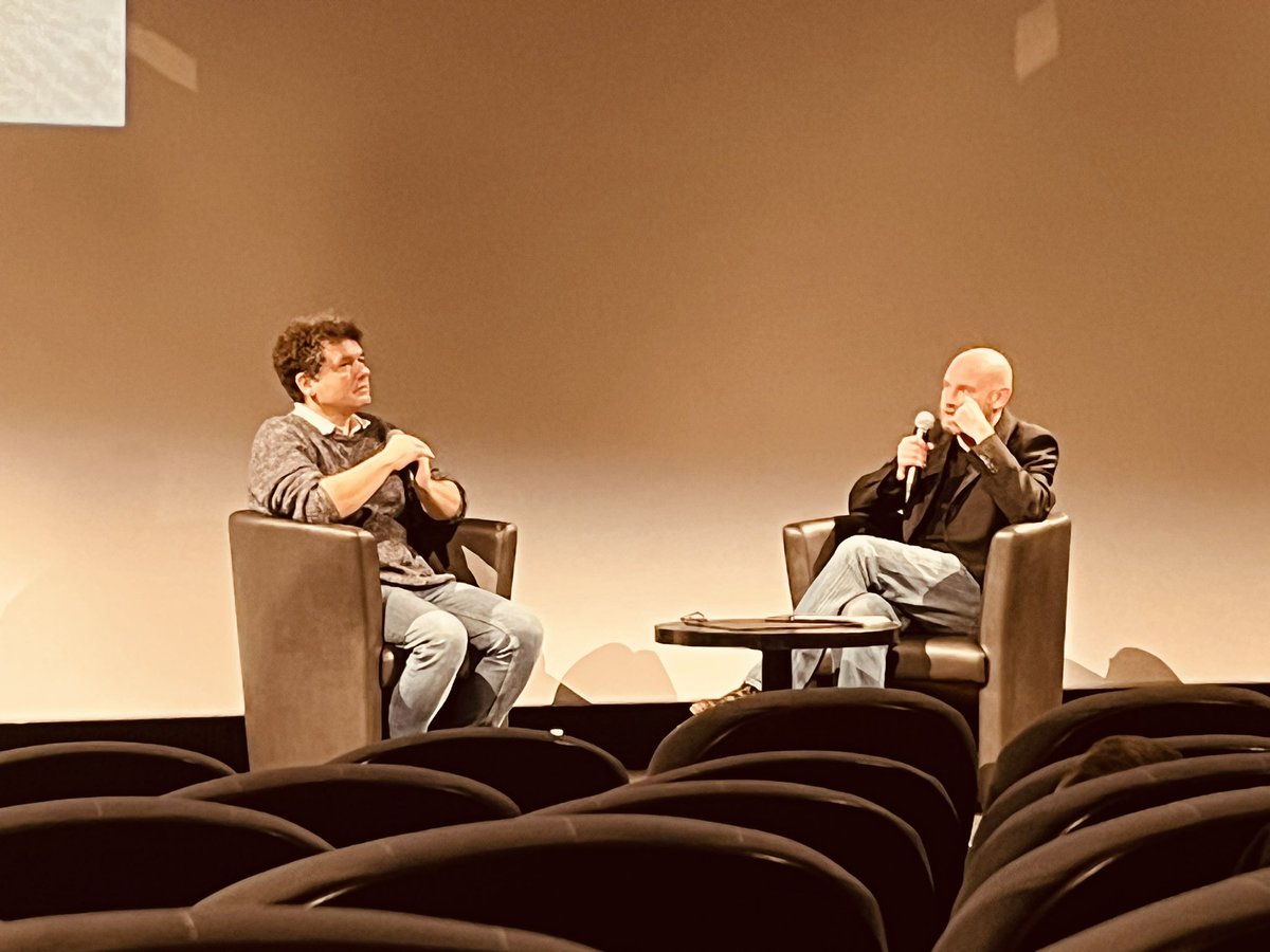 CarlottaFilms's tweet photo. Encore une belle rencontre ce soir avec #PascalAlexVincent sur OZU à la @cinematheqtlse, en pleine Rétrospective Yasujiro Ozu à Toulouse ! A l’occasion aussi de la sortie du livre de PAV : OZU, UNE AFFAIRE DE FAMILLE chez @ed_LaMartiniere https://t.co/OD76PSlbFb